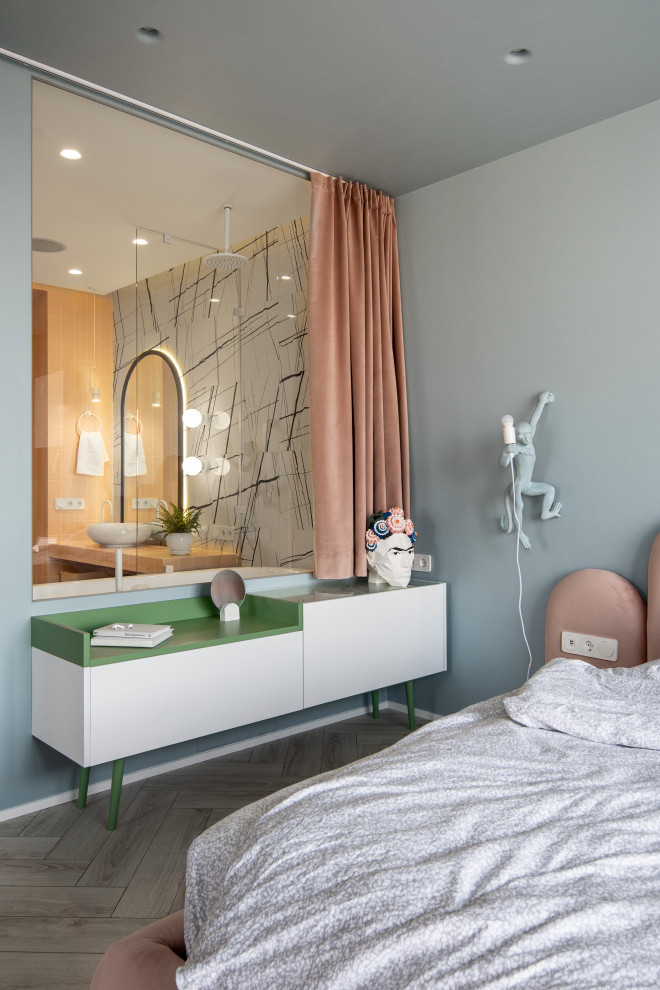 Свежая идея для дизайна: хозяйская спальня среднего размера в современном стиле с серыми стенами, светлым паркетным полом и бежевым полом - отличное фото интерьера