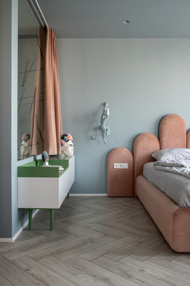 Diseño de dormitorio principal contemporáneo de tamaño medio con paredes grises, suelo de madera clara y suelo beige