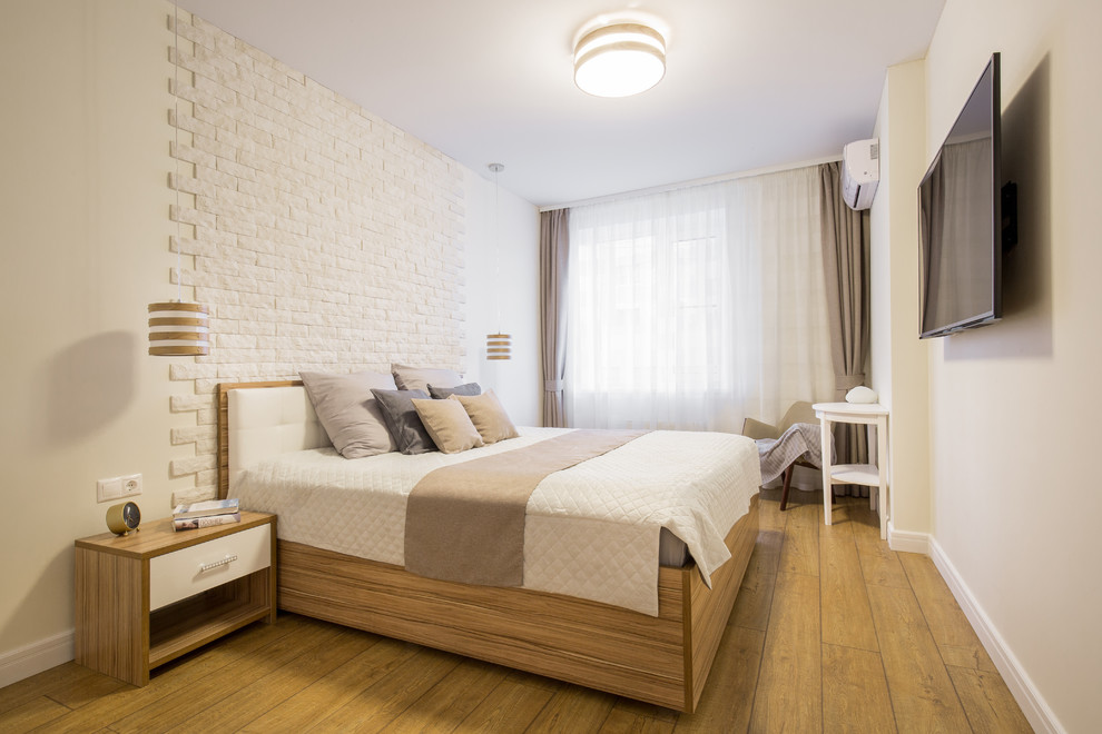 Esempio di una camera matrimoniale design di medie dimensioni con pareti beige, pavimento in vinile e pavimento marrone
