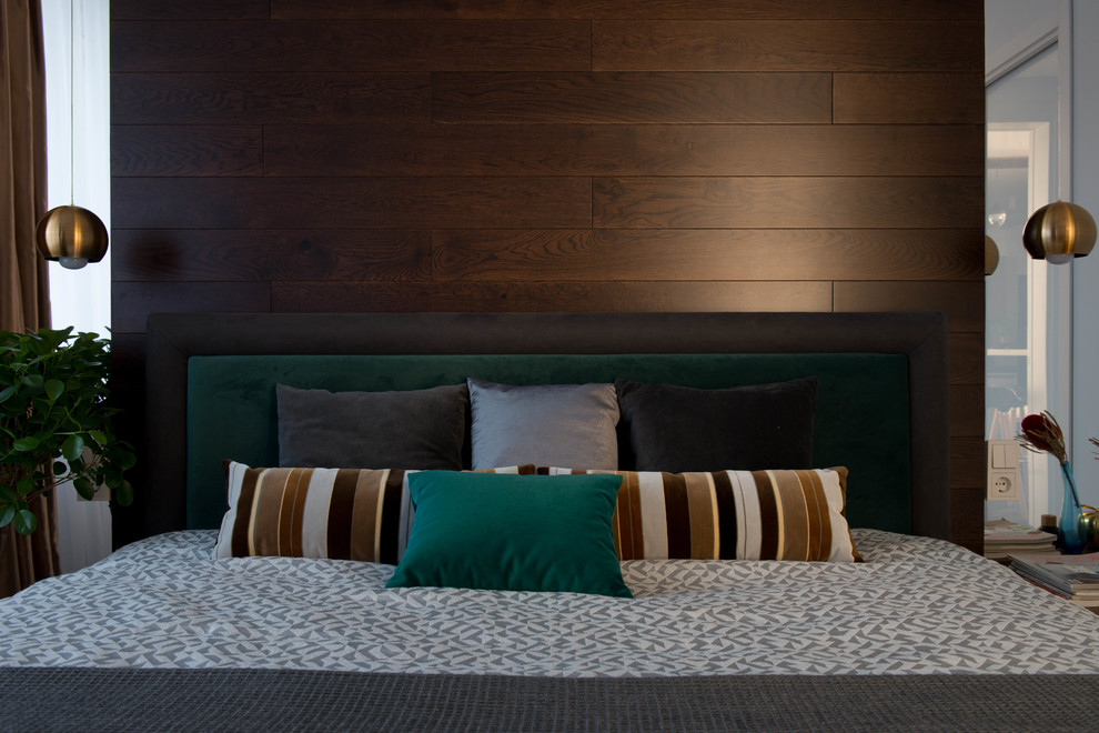 Modelo de dormitorio principal actual pequeño con paredes marrones, suelo de madera oscura y suelo marrón