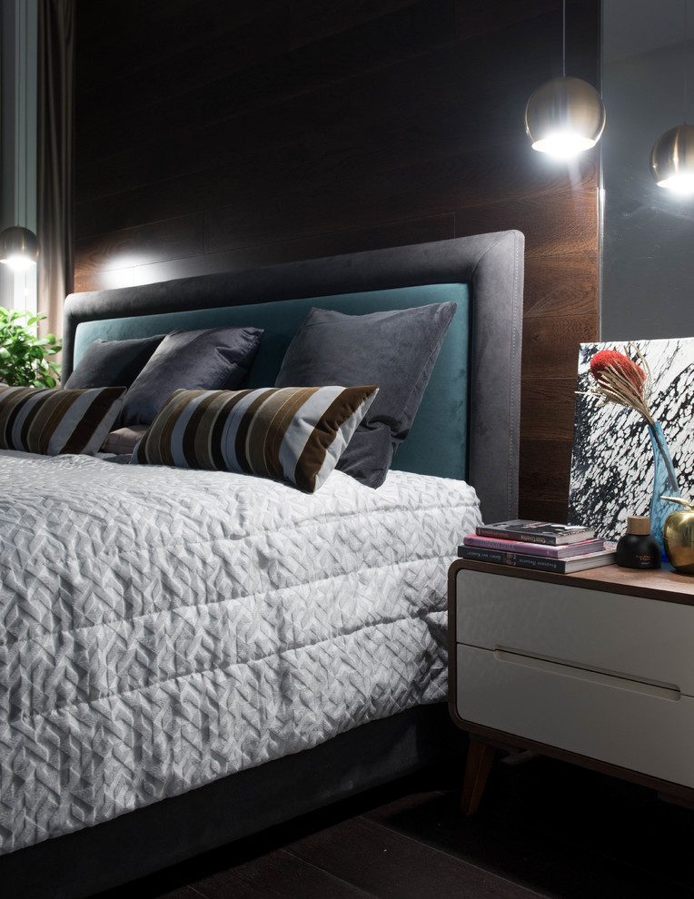 Foto de dormitorio principal contemporáneo pequeño con paredes marrones, suelo de madera oscura y suelo marrón