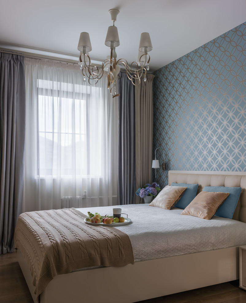 Стильный дизайн: хозяйская спальня: освещение в современном стиле с синими стенами, паркетным полом среднего тона и кроватью в нише - последний тренд