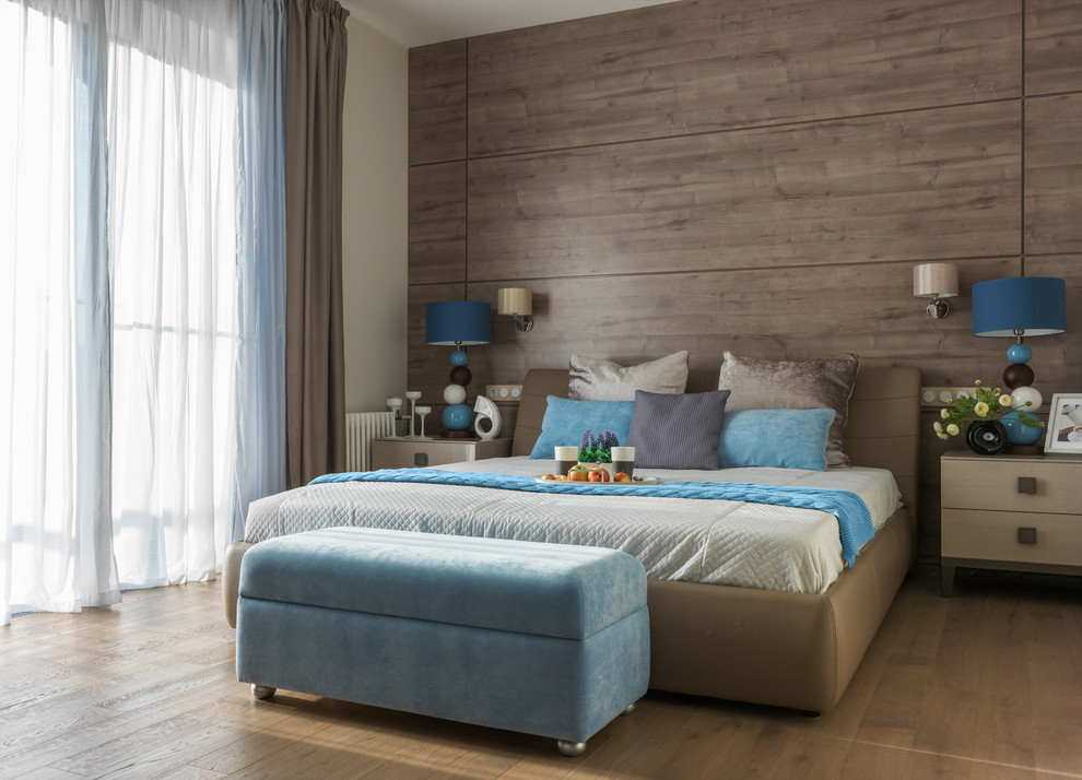 Стильный дизайн: хозяйская спальня: освещение в современном стиле с коричневыми стенами, паркетным полом среднего тона и коричневым полом - последний тренд