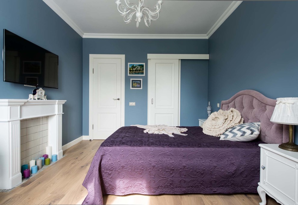 На фото: хозяйская спальня в классическом стиле с синими стенами и светлым паркетным полом