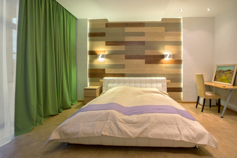Пример оригинального дизайна: большая хозяйская спальня в современном стиле с белыми стенами, пробковым полом и бежевым полом