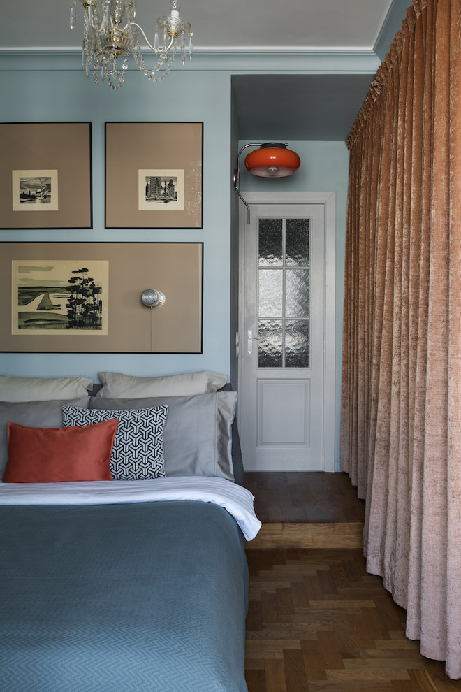 Идея дизайна: маленькая хозяйская спальня в современном стиле с синими стенами и паркетным полом среднего тона для на участке и в саду