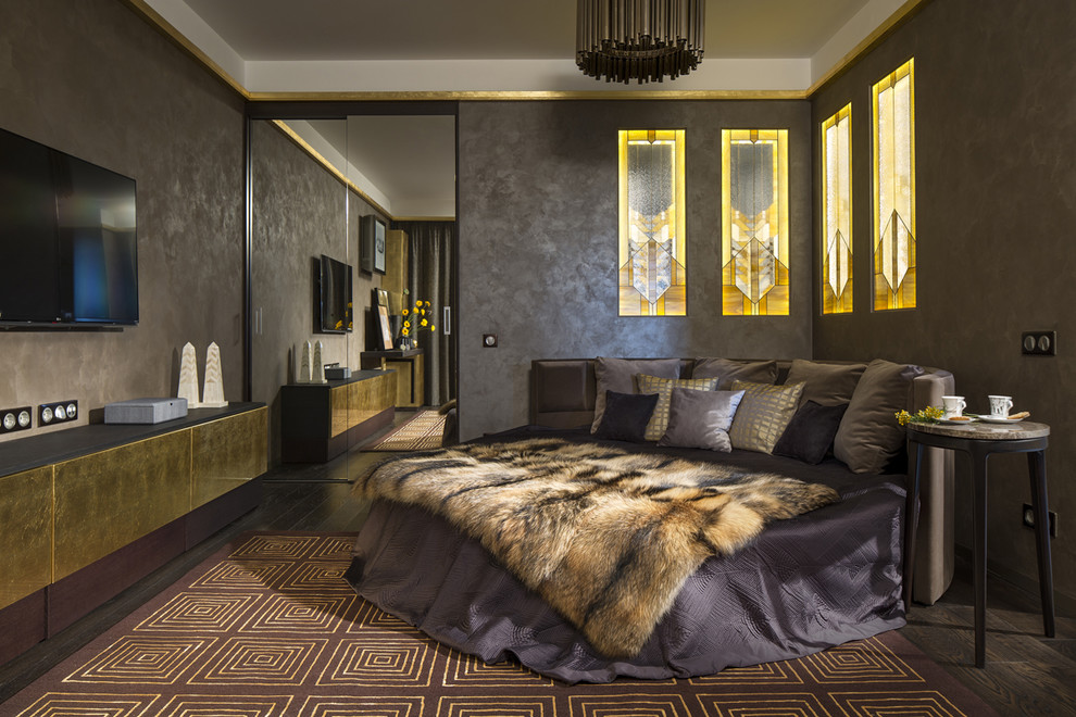 Cette image montre une chambre design avec un mur gris, parquet foncé et un sol marron.