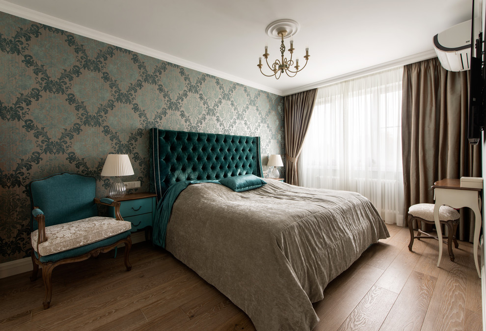 Foto de dormitorio principal clásico de tamaño medio con suelo de madera clara y paredes verdes