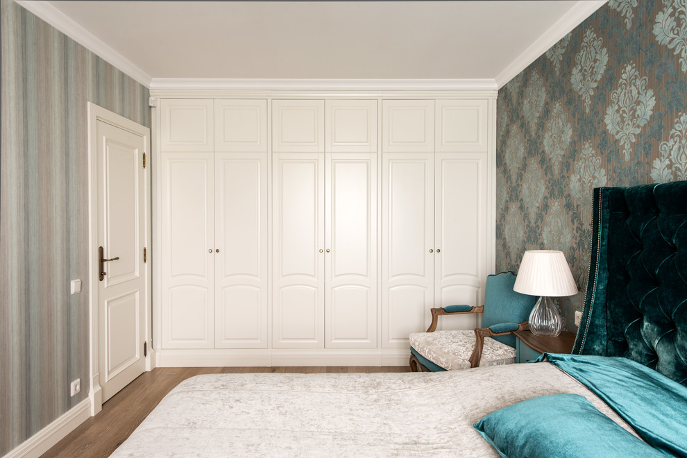 На фото: хозяйская спальня среднего размера в классическом стиле с разноцветными стенами и светлым паркетным полом с