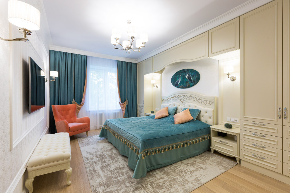 Источник вдохновения для домашнего уюта: хозяйская спальня среднего размера в стиле неоклассика (современная классика) с белыми стенами, светлым паркетным полом, бежевым полом и обоями на стенах