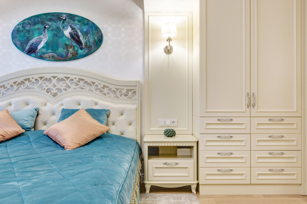 Mittelgroßes Klassisches Hauptschlafzimmer mit weißer Wandfarbe, hellem Holzboden, beigem Boden und Tapetenwänden in Sonstige