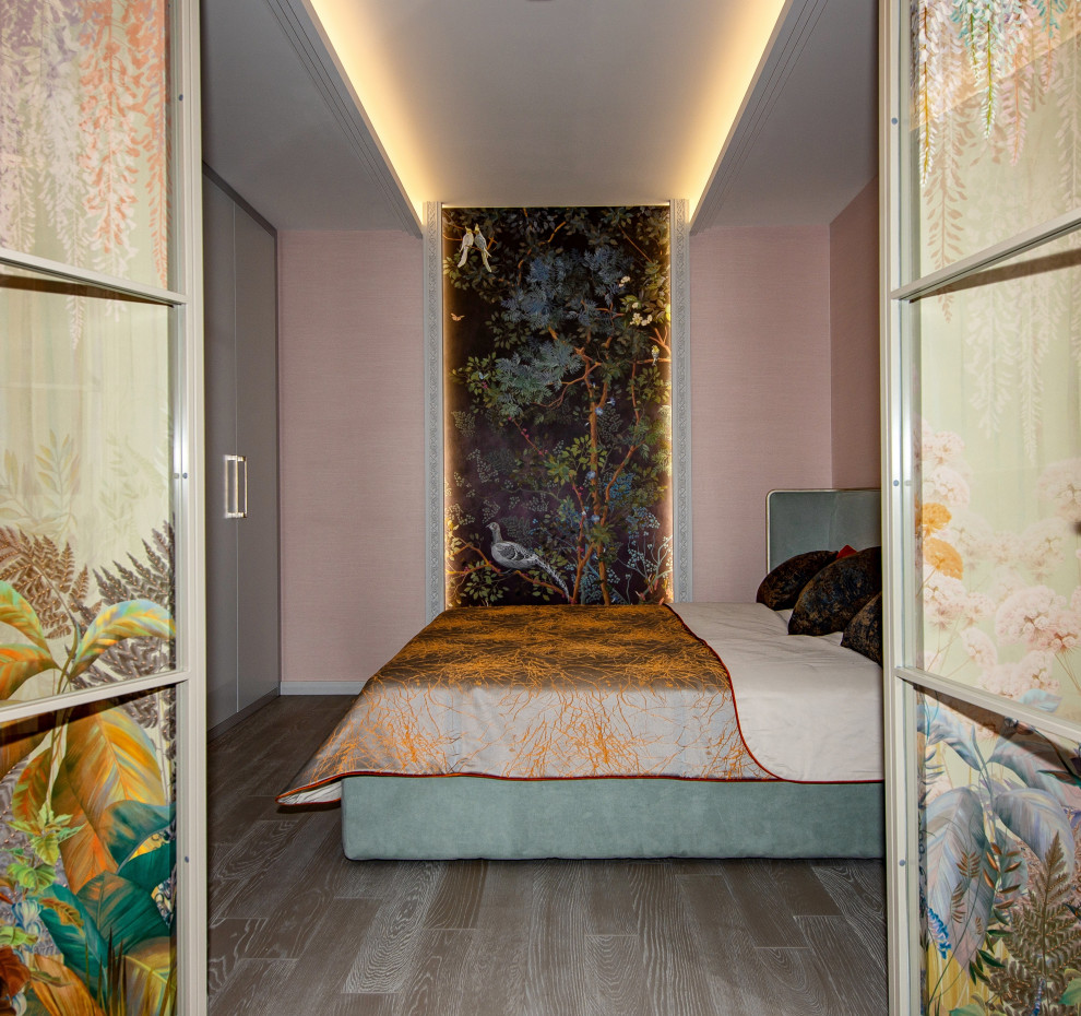 На фото: хозяйская спальня среднего размера в стиле лофт с розовыми стенами, паркетным полом среднего тона, серым полом, обоями на стенах и акцентной стеной