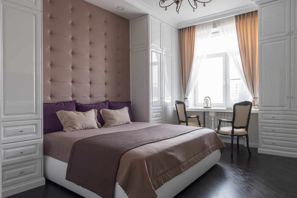 Стильный дизайн: хозяйская спальня в классическом стиле с бежевыми стенами и темным паркетным полом - последний тренд