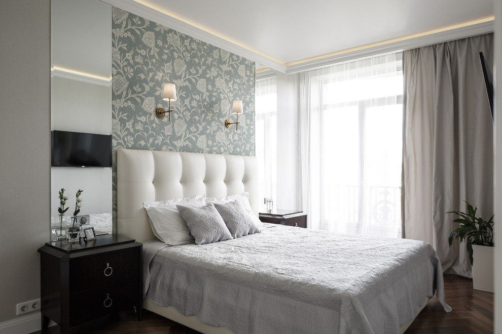 На фото: спальня в стиле неоклассика (современная классика) с разноцветными стенами, темным паркетным полом, коричневым полом и кроватью в нише