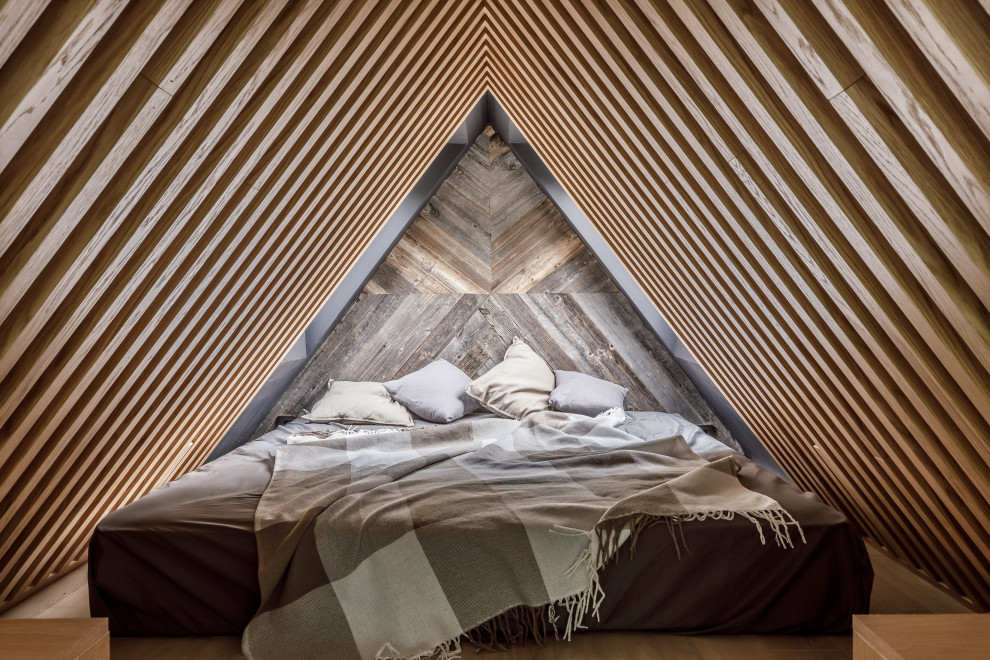 На фото: хозяйская спальня в стиле лофт с светлым паркетным полом с