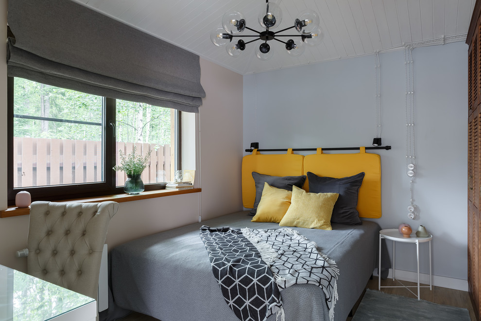 Diseño de dormitorio principal actual de tamaño medio con paredes grises, suelo de baldosas de porcelana y suelo marrón