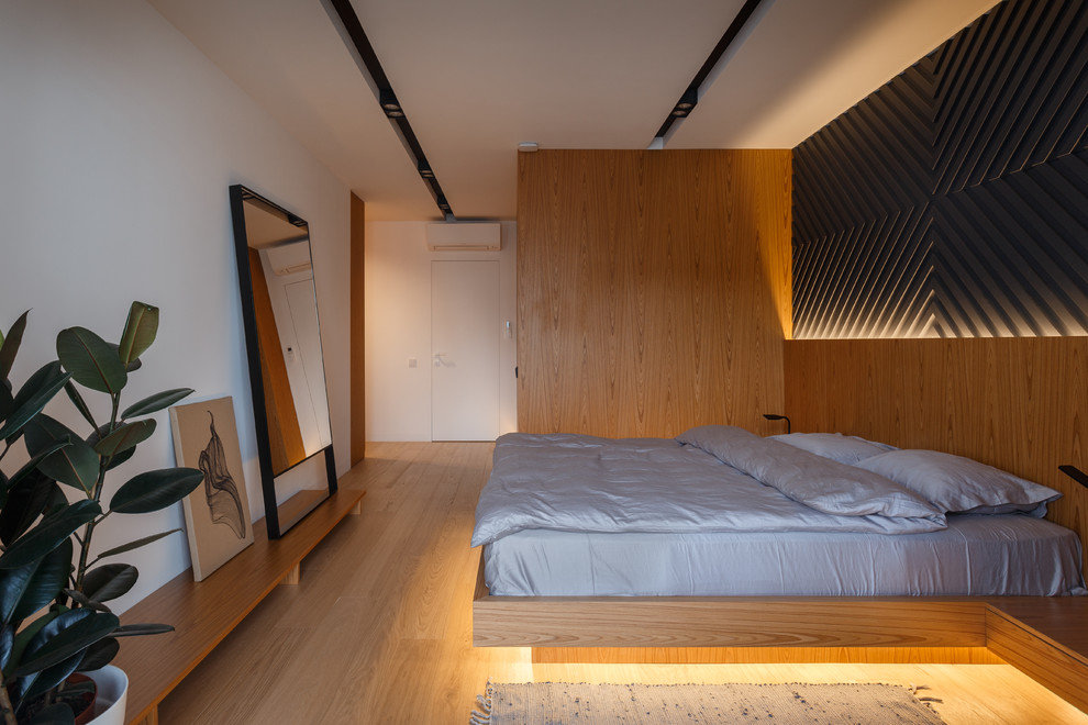 Exempel på ett modernt sovrum, med vita väggar, mellanmörkt trägolv och brunt golv