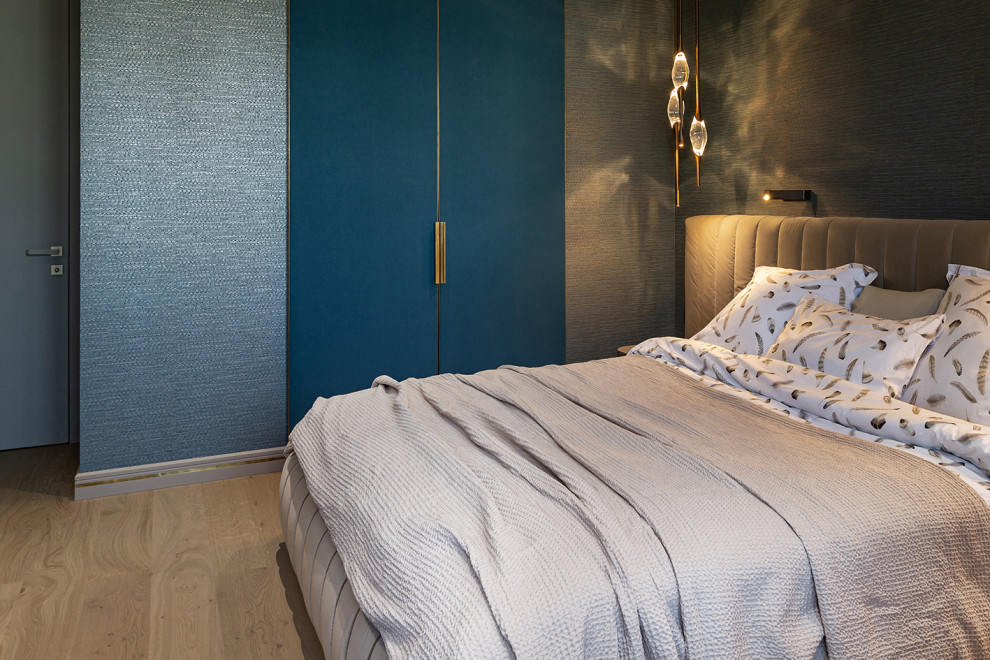 На фото: хозяйская спальня среднего размера в современном стиле с синими стенами, светлым паркетным полом и бежевым полом с