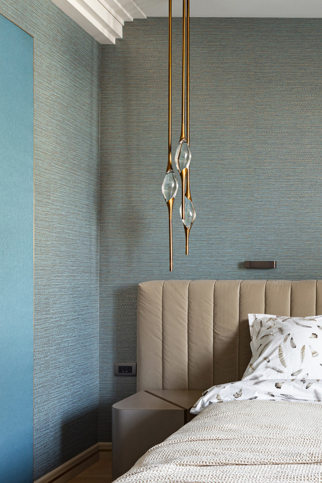 Idee per una camera matrimoniale design di medie dimensioni con pareti blu, parquet chiaro e pavimento beige