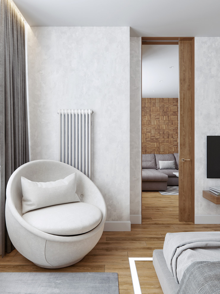 Ejemplo de dormitorio principal actual de tamaño medio con paredes grises, suelo de madera en tonos medios y suelo beige