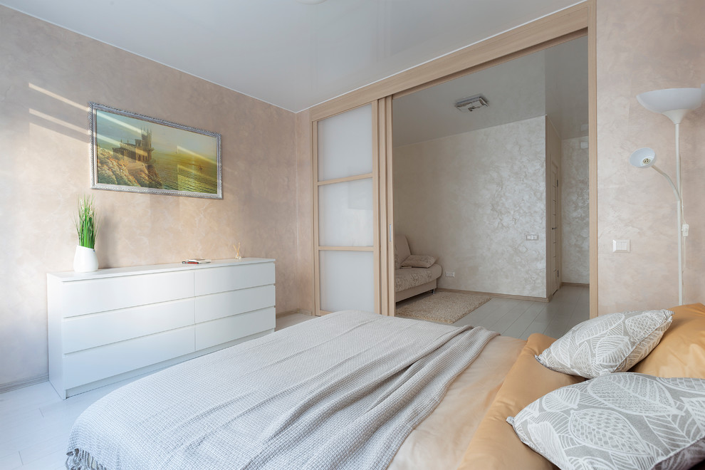 サンクトペテルブルクにある中くらいなコンテンポラリースタイルのおしゃれな主寝室 (ピンクの壁、ラミネートの床、白い床)