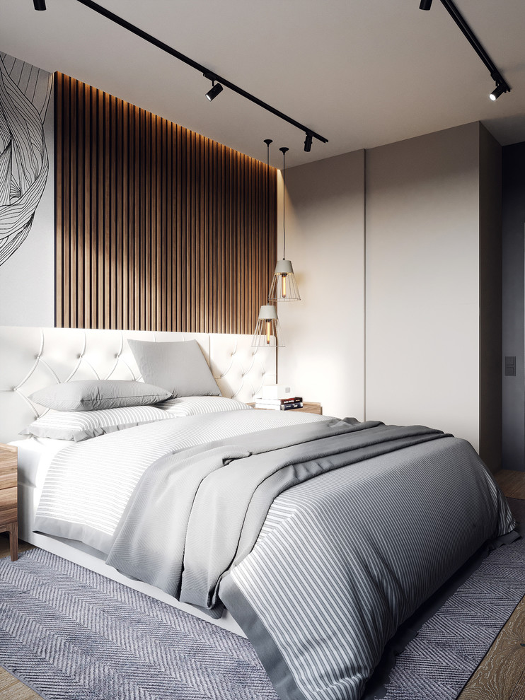 Modelo de dormitorio principal contemporáneo de tamaño medio con paredes grises, suelo de madera en tonos medios y suelo beige