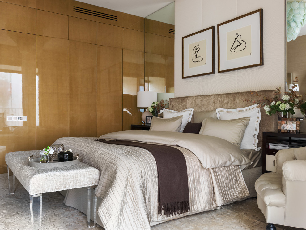 Пример оригинального дизайна: хозяйская спальня в современном стиле с ковровым покрытием, коричневыми стенами и бежевым полом