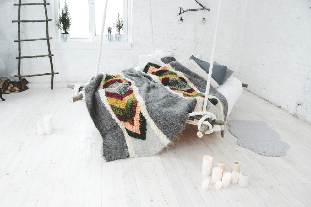 Mittelgroßes Skandinavisches Schlafzimmer mit weißer Wandfarbe, Laminat, Eckkamin, Kaminumrandung aus Metall und weißem Boden