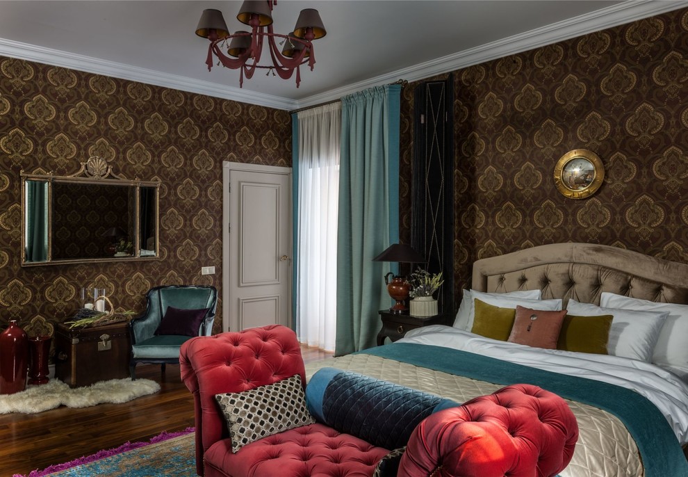 Источник вдохновения для домашнего уюта: хозяйская спальня в стиле неоклассика (современная классика) с коричневыми стенами, темным паркетным полом и коричневым полом