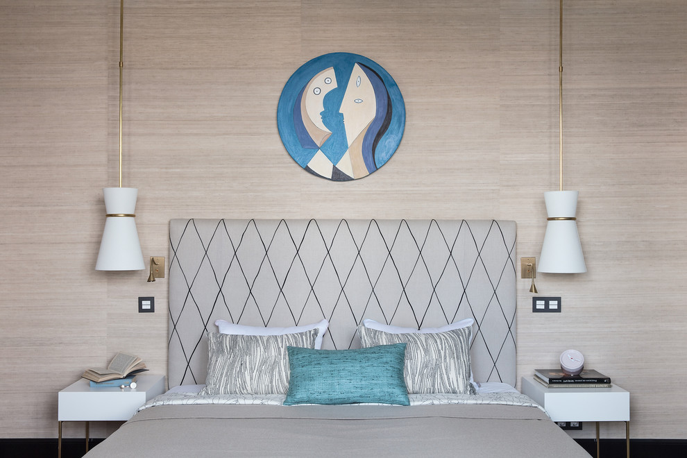 На фото: хозяйская спальня в современном стиле с бежевыми стенами