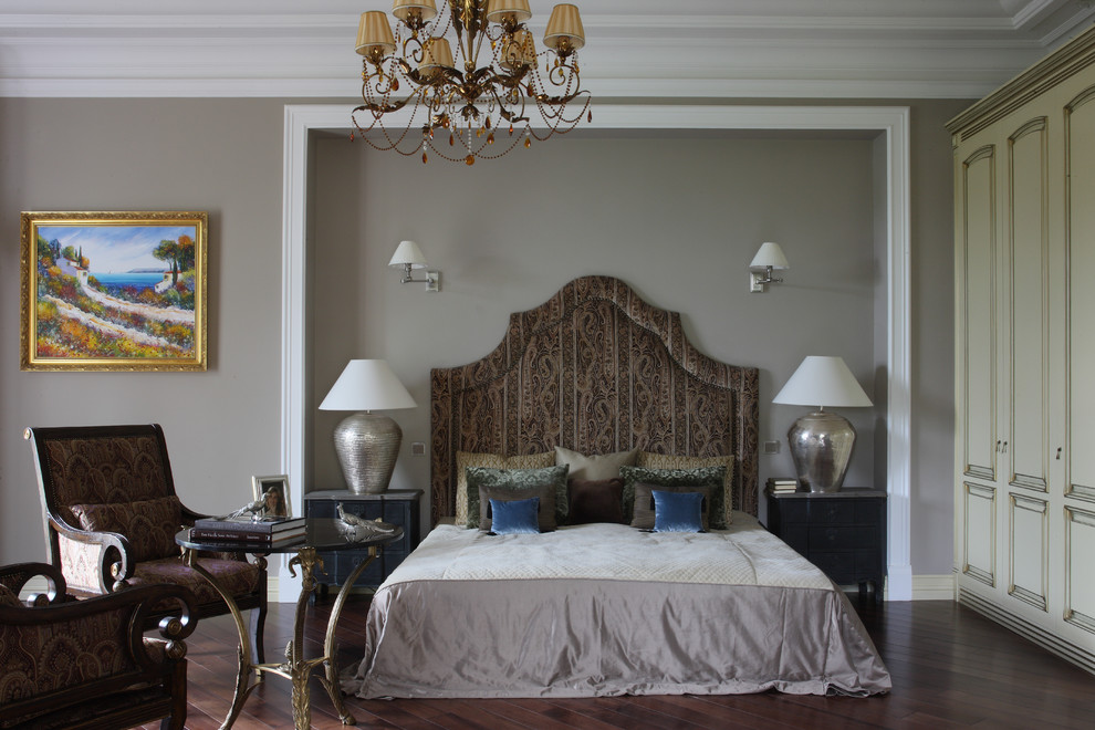 Источник вдохновения для домашнего уюта: хозяйская спальня в классическом стиле с серыми стенами, темным паркетным полом и коричневым полом