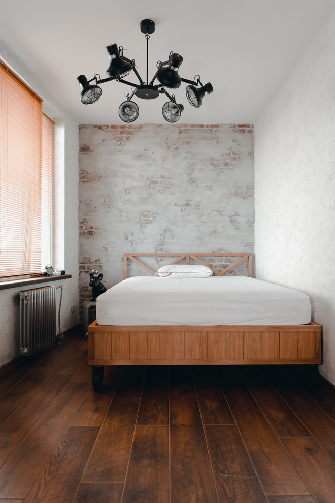 Idee per una camera da letto industriale con pavimento marrone