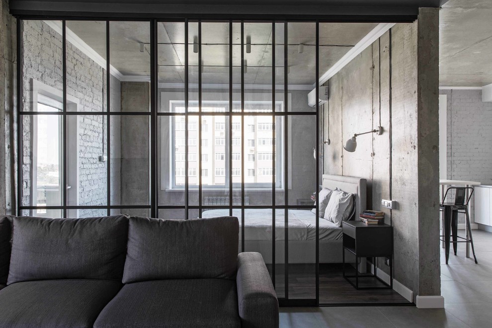 На фото: хозяйская спальня в стиле лофт с серыми стенами