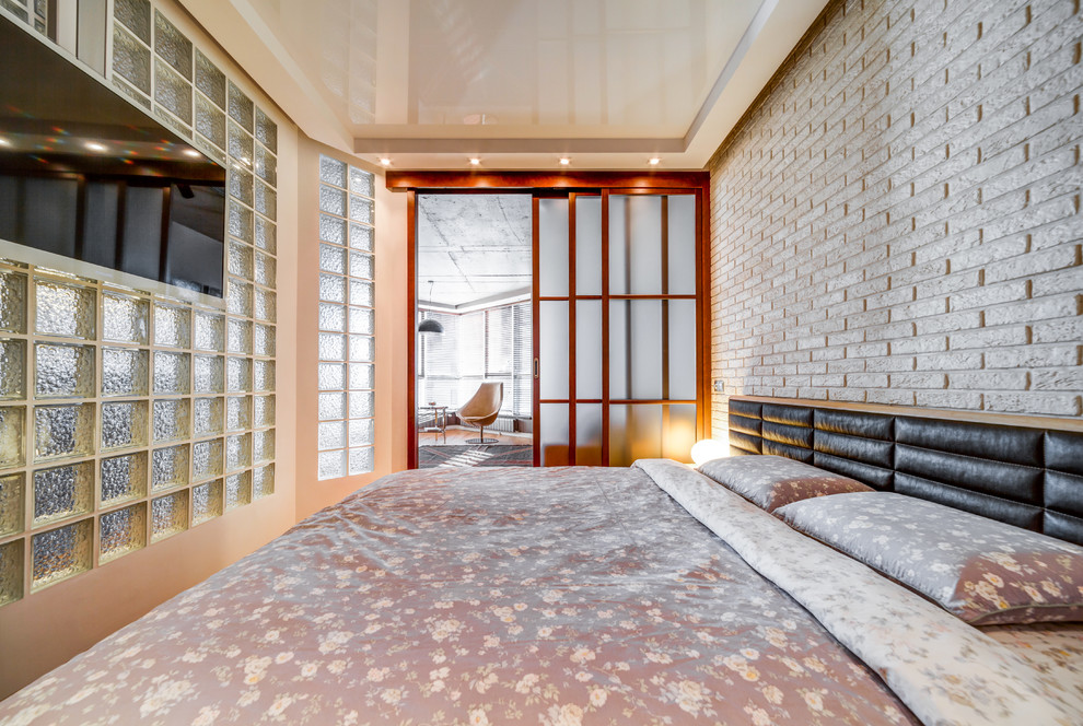 Идея дизайна: маленькая спальня в современном стиле с белыми стенами и паркетным полом среднего тона для на участке и в саду