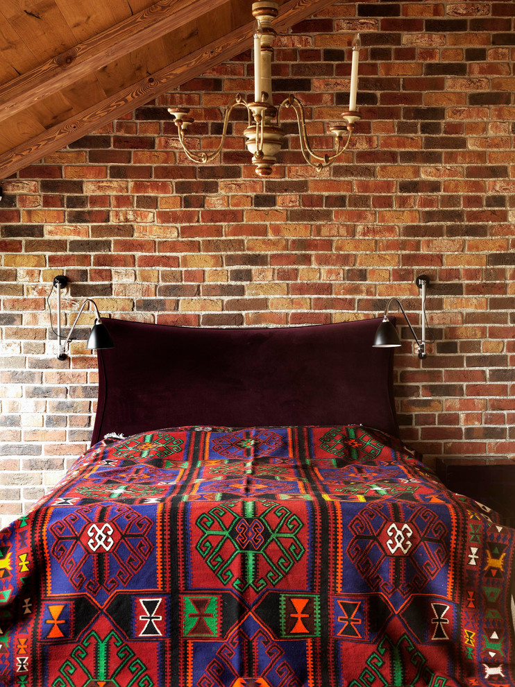 Пример оригинального дизайна: хозяйская спальня среднего размера в стиле лофт с коричневыми стенами