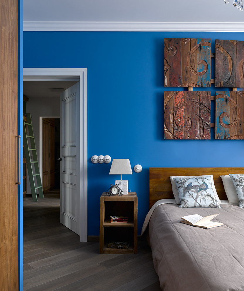 Exemple d'une chambre tendance avec un mur bleu.