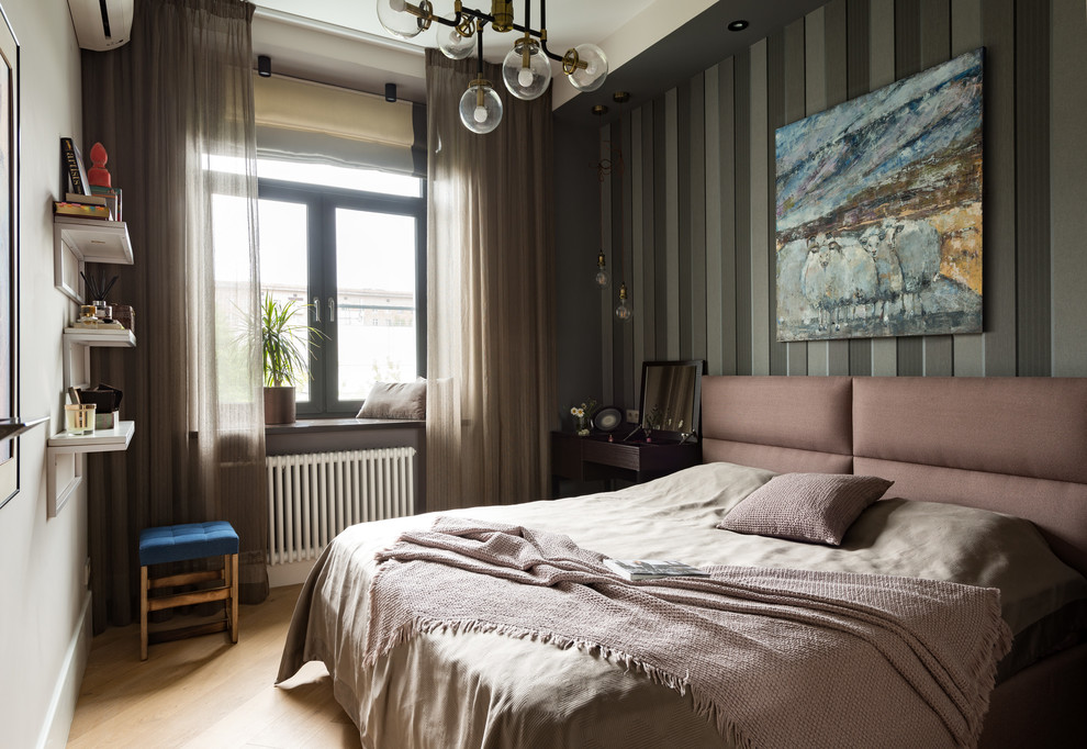Diseño de dormitorio principal, blanco y gris y blanco actual pequeño sin chimenea con paredes grises, suelo de madera clara, suelo beige, bandeja y papel pintado