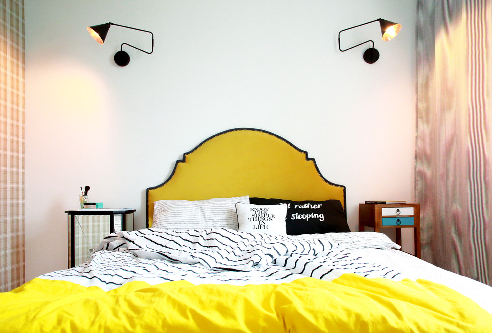 Пример оригинального дизайна: хозяйская спальня: освещение в современном стиле с белыми стенами