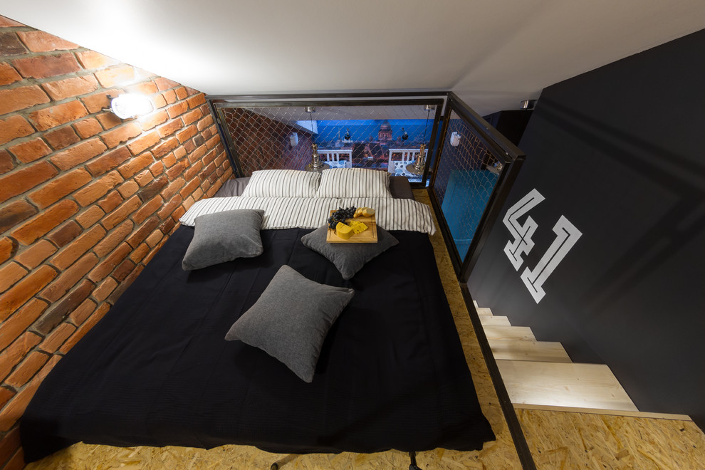 На фото: спальня на антресоли в стиле лофт с черными стенами