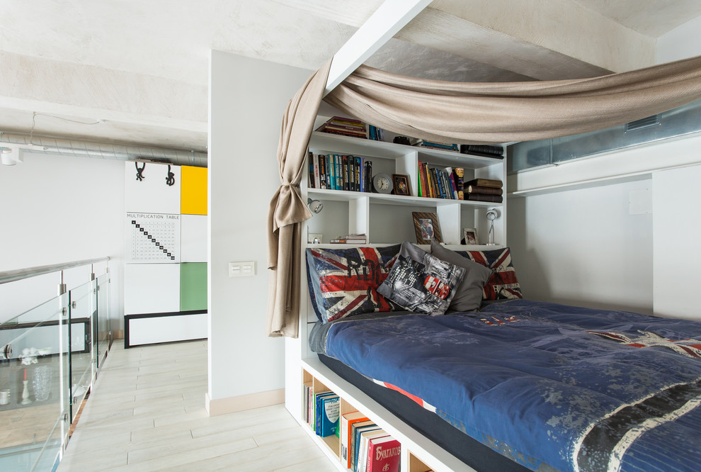 На фото: спальня в стиле лофт с кроватью в нише с