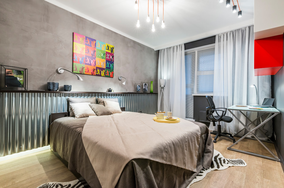 На фото: спальня в стиле лофт с серыми стенами, светлым паркетным полом, бежевым полом и тюлем с