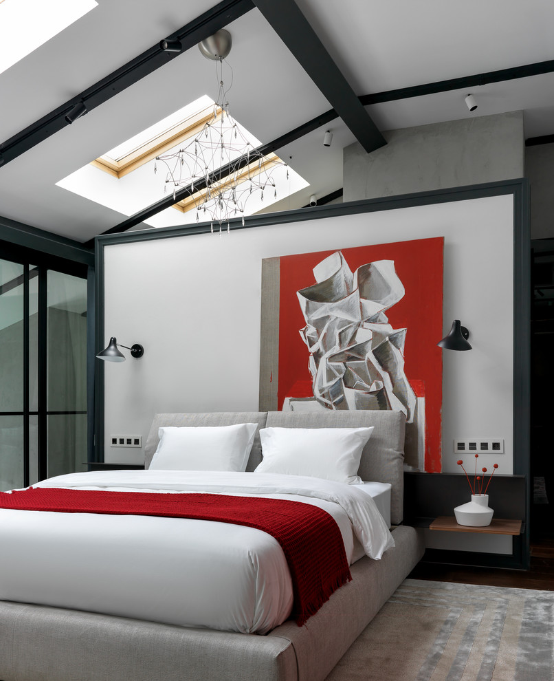 Imagen de dormitorio principal urbano con paredes blancas