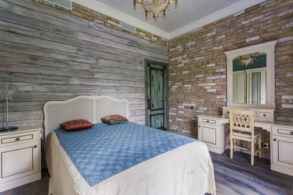 モスクワにある中くらいなインダストリアルスタイルのおしゃれな主寝室 (濃色無垢フローリング、茶色い床、茶色い壁) のインテリア