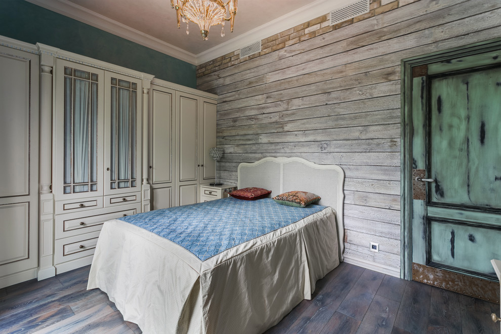 モスクワにある中くらいなインダストリアルスタイルのおしゃれな主寝室 (濃色無垢フローリング、茶色い床、グレーの壁) のインテリア