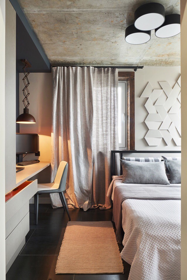 Kleines Industrial Hauptschlafzimmer mit weißer Wandfarbe, Vinylboden und schwarzem Boden in Sonstige