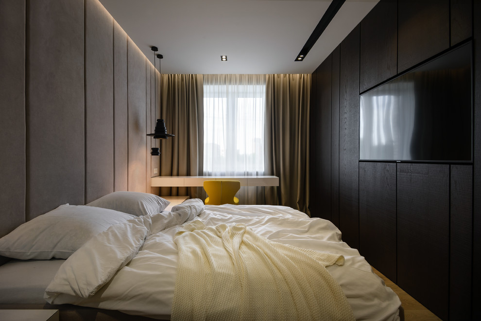 Стильный дизайн: хозяйская спальня в стиле лофт с черными стенами и бежевым полом - последний тренд