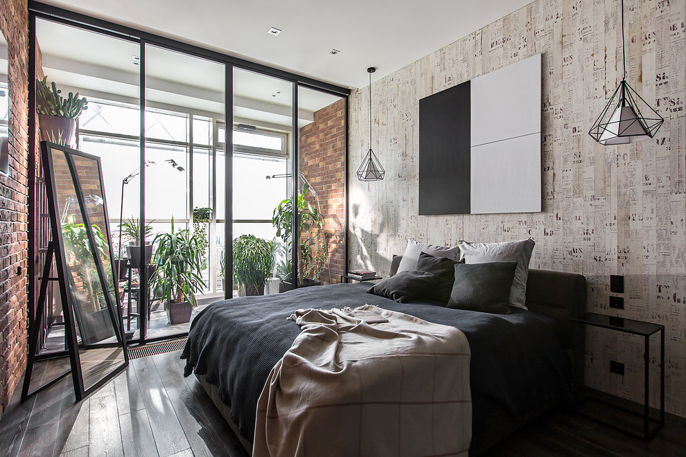 На фото: хозяйская спальня в стиле лофт с темным паркетным полом, серыми стенами и акцентной стеной с