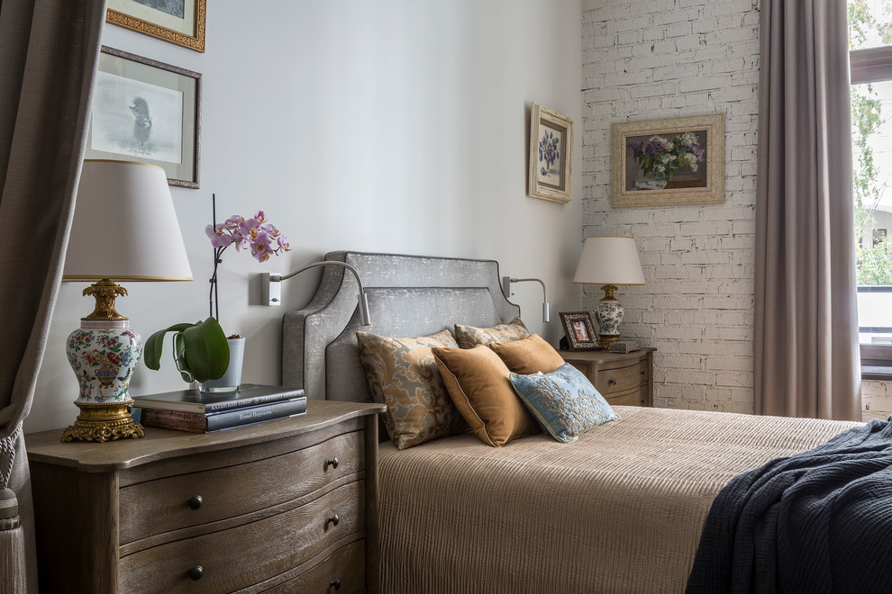 Foto de dormitorio principal clásico renovado pequeño con paredes grises