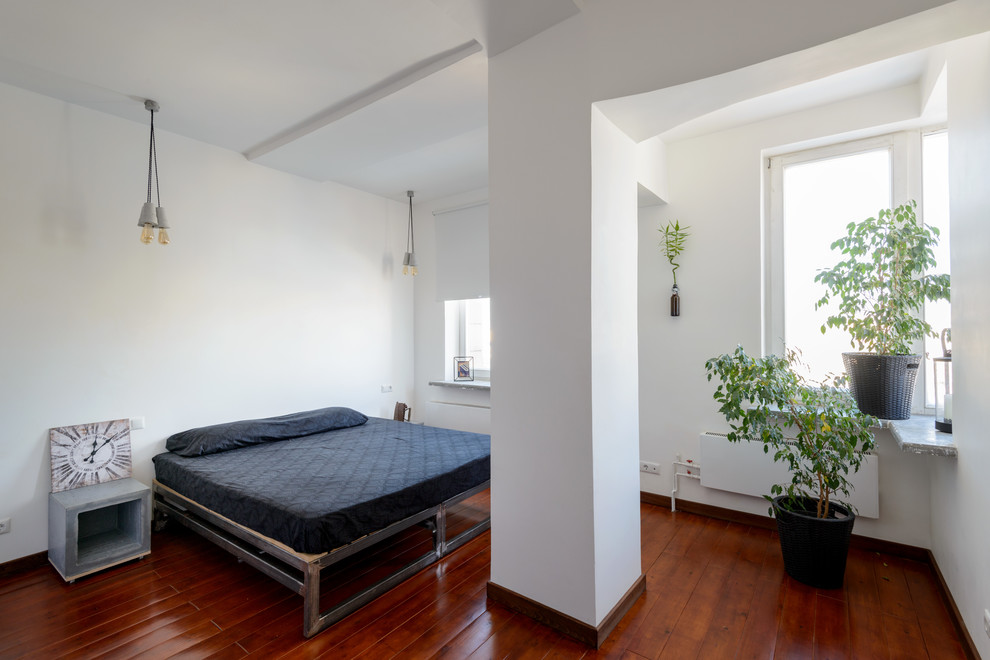 Пример оригинального дизайна: хозяйская спальня среднего размера в современном стиле с белыми стенами и деревянным полом