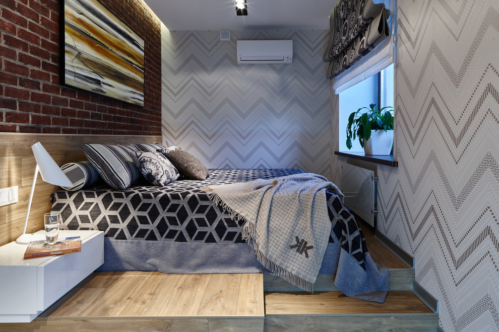 На фото: хозяйская спальня в современном стиле с светлым паркетным полом